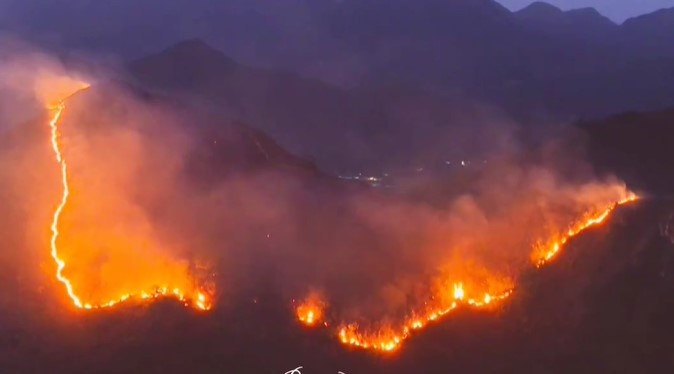 Dang chay ngun ngut tren nui Co Tien - Nha Trang hinh anh