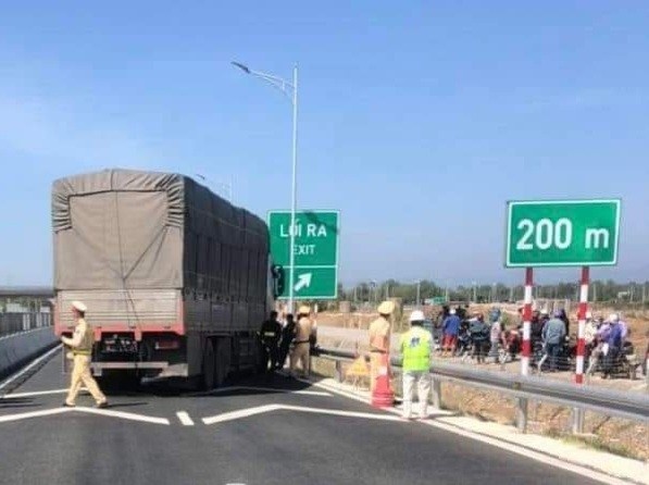 Tai xe tong vao CSGT roi thao chay tren cao toc Vinh Hao - Phan Thiet hinh anh