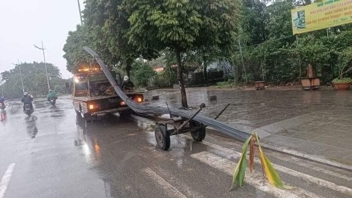 Va cham voi xe cho bo sat dai ca chuc met, nam thanh nien thiet mang hinh anh