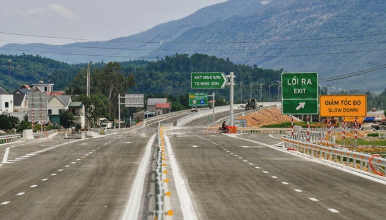 Muong thoat nuoc tren cao toc Nghi Son - Dien Chau moi su dung da hong hinh anh