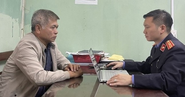 Cho nhan vien nu ban dam, chu quan massage bi bat hinh anh