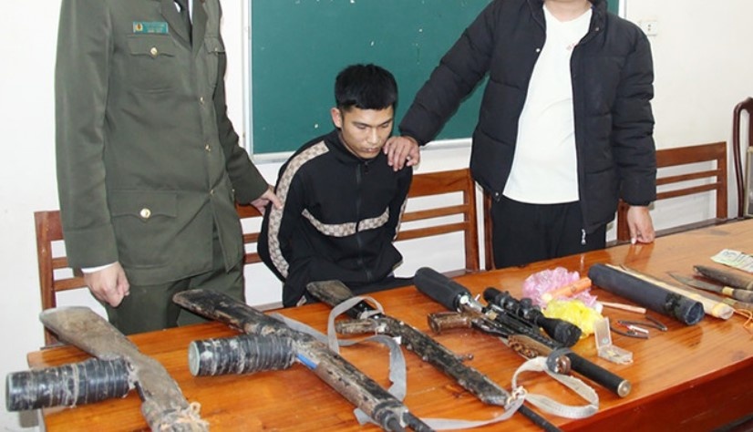 Bat 2 nghi pham buon ma tuy cung nhieu vu khi nong o Nghe An hinh anh