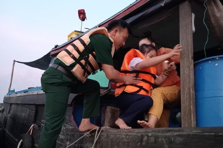 Bo doi cuu hai cha con roi xuong song vi lat thuyen hinh anh