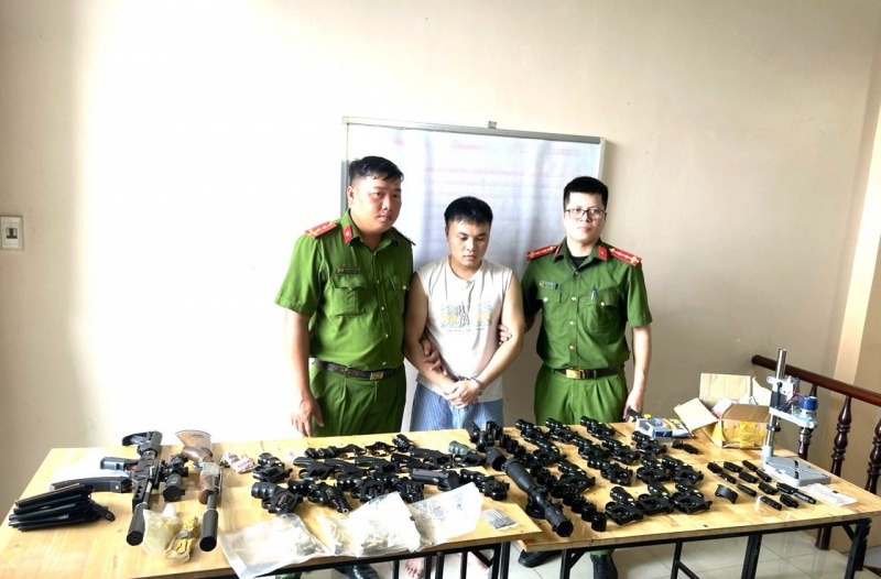 Mua ban hon 20 khau sung ngan qua duong chuyen phat nhanh hinh anh