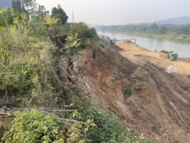 Thi cong ke song gay sat lo, hong duong, nut nha dan o Lao Cai hinh anh