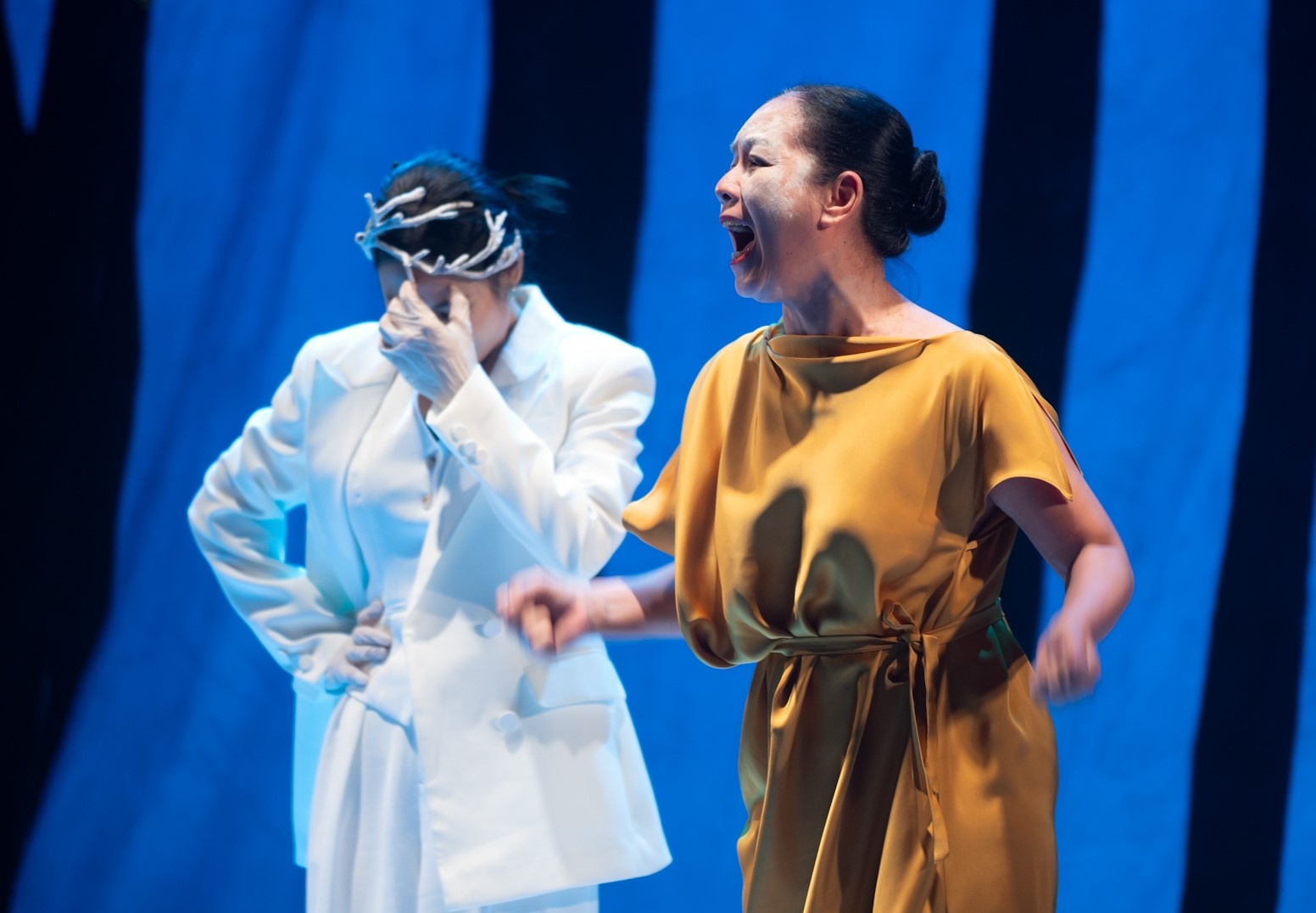 'Hon Truong Ba da hang thit' - Mot cach tiep can the he cong chung moi hinh anh