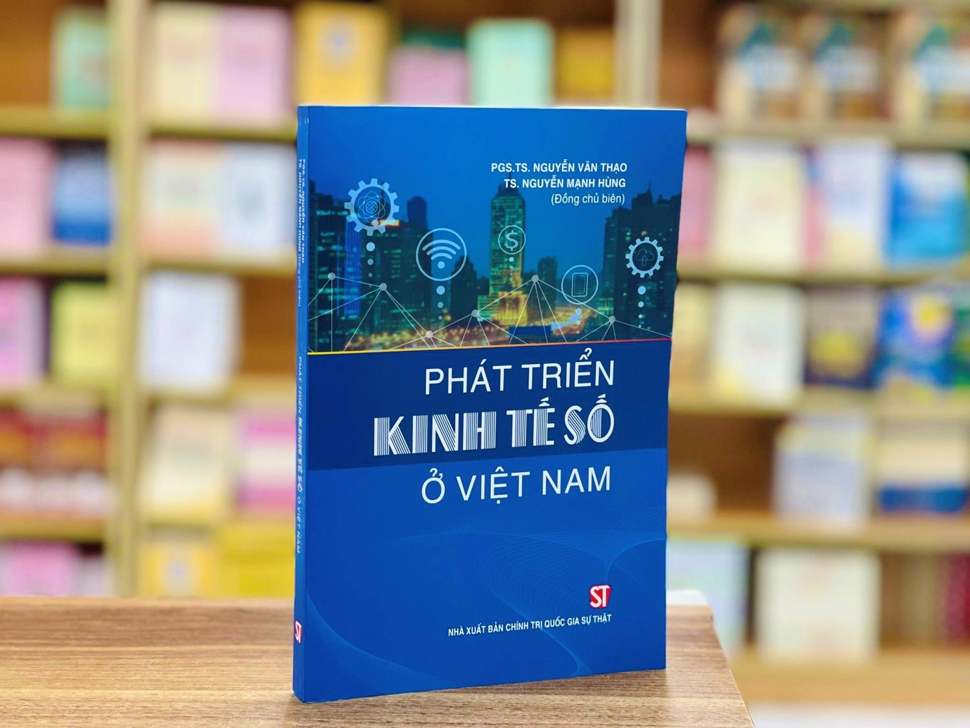 Nhieu noi dung moi trong sach ve 'Phat trien kinh te so o Viet Nam' hinh anh