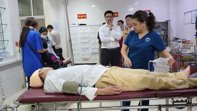 Khoi to nam sinh lai xe tong CSGT bi thuong nang hinh anh