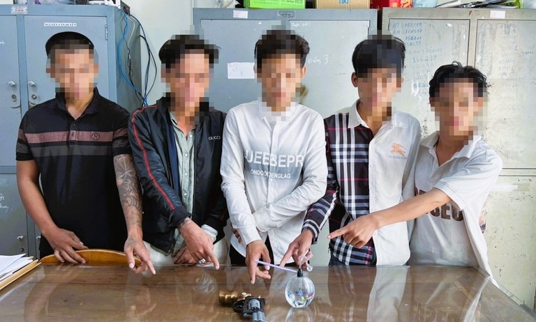 Nhom ban dung ma tuy truyen tay nhau giau 1 khau sung o Dong Nai hinh anh