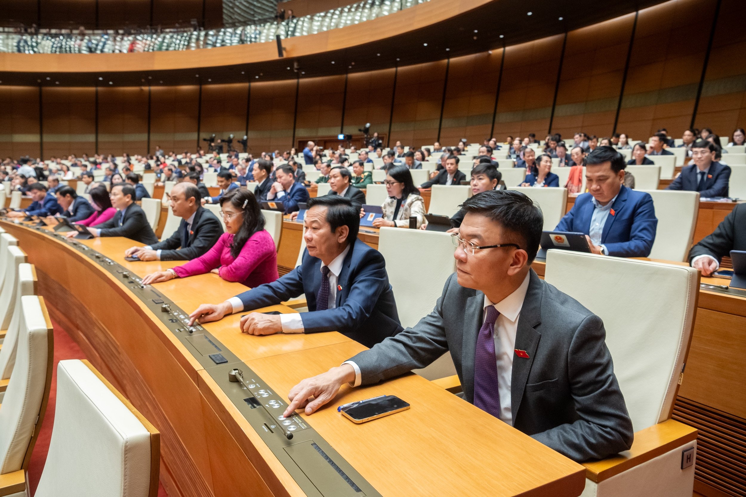 Quoc hoi thong qua Luat Dat dai sua doi hinh anh
