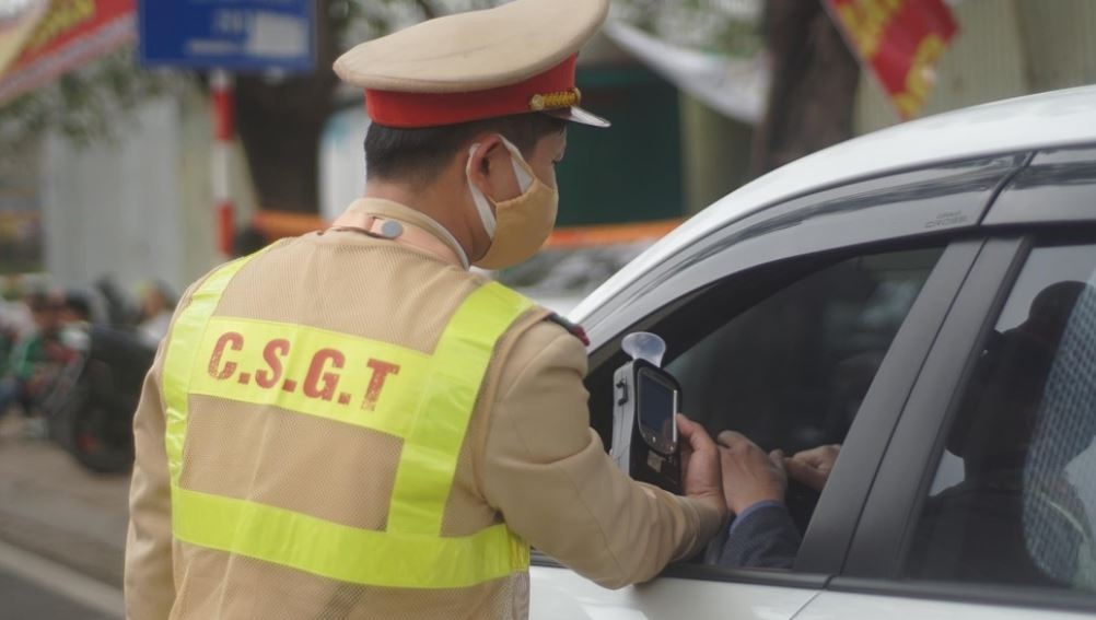 Xu phat tai xe vi pham nong do con, cho 10 em hoc sinh hinh anh