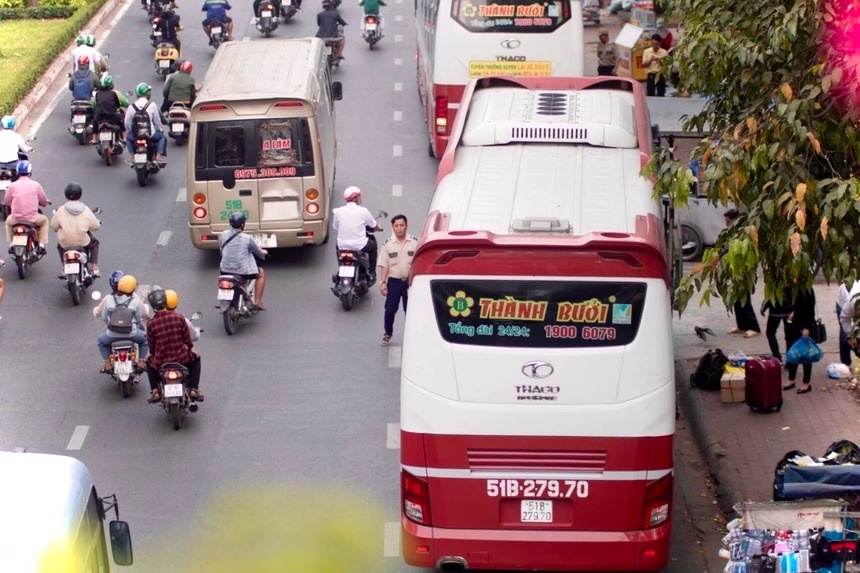 Dang bi tuoc giay phep, Thanh Buoi van ngang nhien bat khach hinh anh