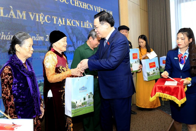 Chu tich Quoc hoi anh 4