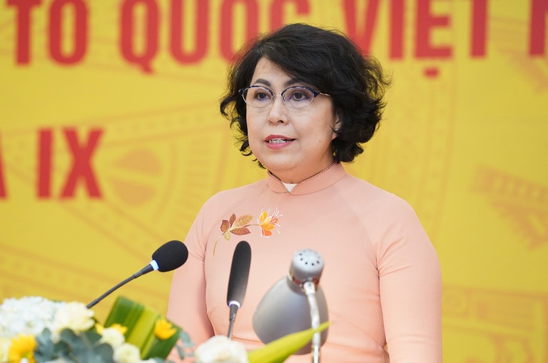 Ba To Thi Bich Chau lam Pho chu tich Uy ban Trung uong MTTQ Viet Nam hinh anh