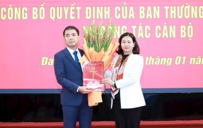 Ha Noi phe chuan ket qua bau lanh dao huyen Dan Phuong, Thach That hinh anh