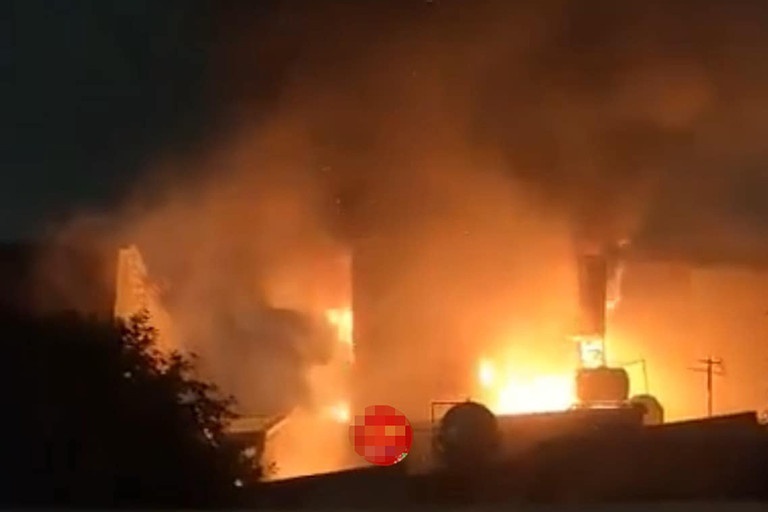 Lua chay do ruc tai ngoi nha 3 tang o Ha Noi hinh anh