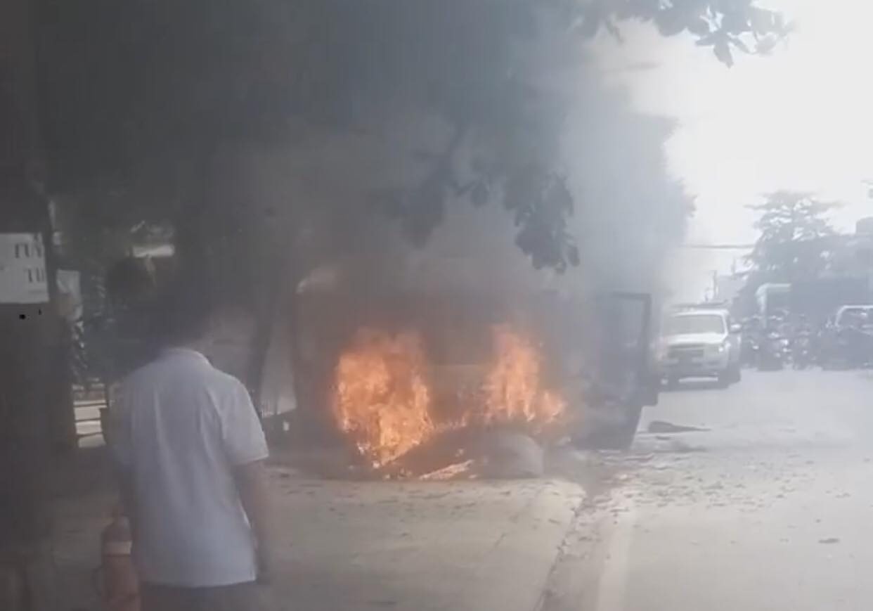 Oto 16 cho boc chay du doi giua duong o TP.HCM hinh anh