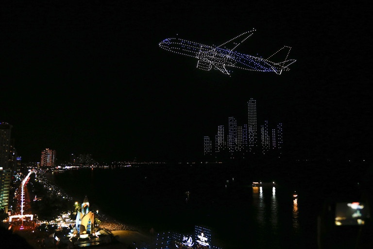 Ha Noi dung 2.024 drone trinh dien anh sang dem Giao thua hinh anh