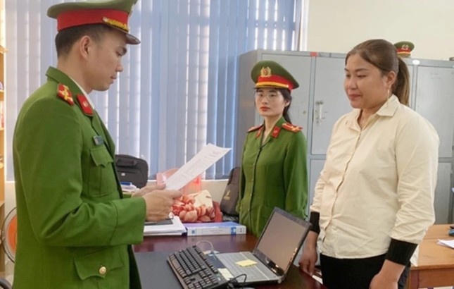 Nguoi phu nu lam gia so tiet kiem 1 ty roi mang den ngan hang rut tien hinh anh