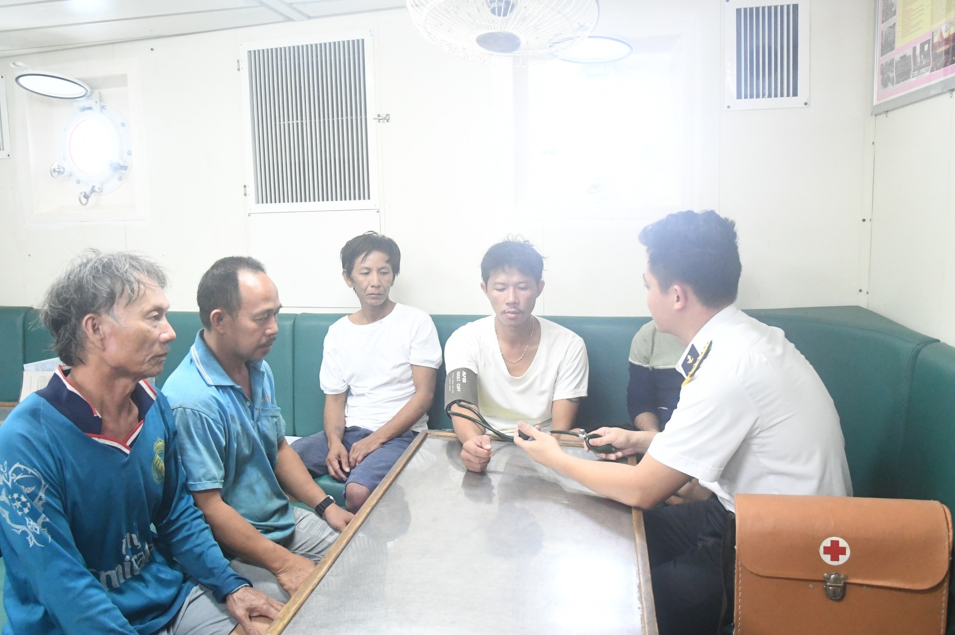 cuu ngu dan tren bien anh 2