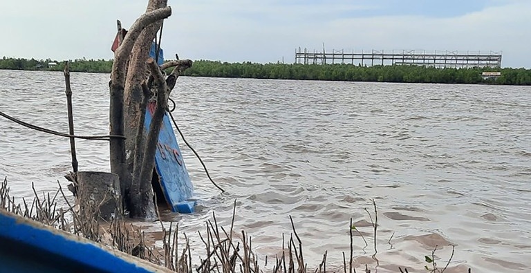 Tim thay thi the nan nhan 16 tuoi trong vu no tren song o Ca Mau hinh anh