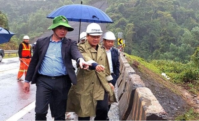 Xe khach roi xuong vuc tat thiet bi giam sat hanh trinh hinh anh