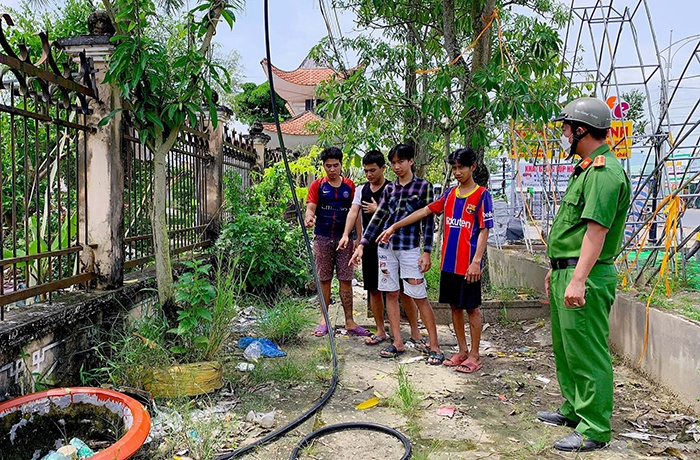 Ngan chan toi pham trom cap dien hinh anh