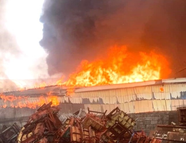 Xuong san xuat nem mut chim trong bien lua, nhieu nguoi thao chay hinh anh