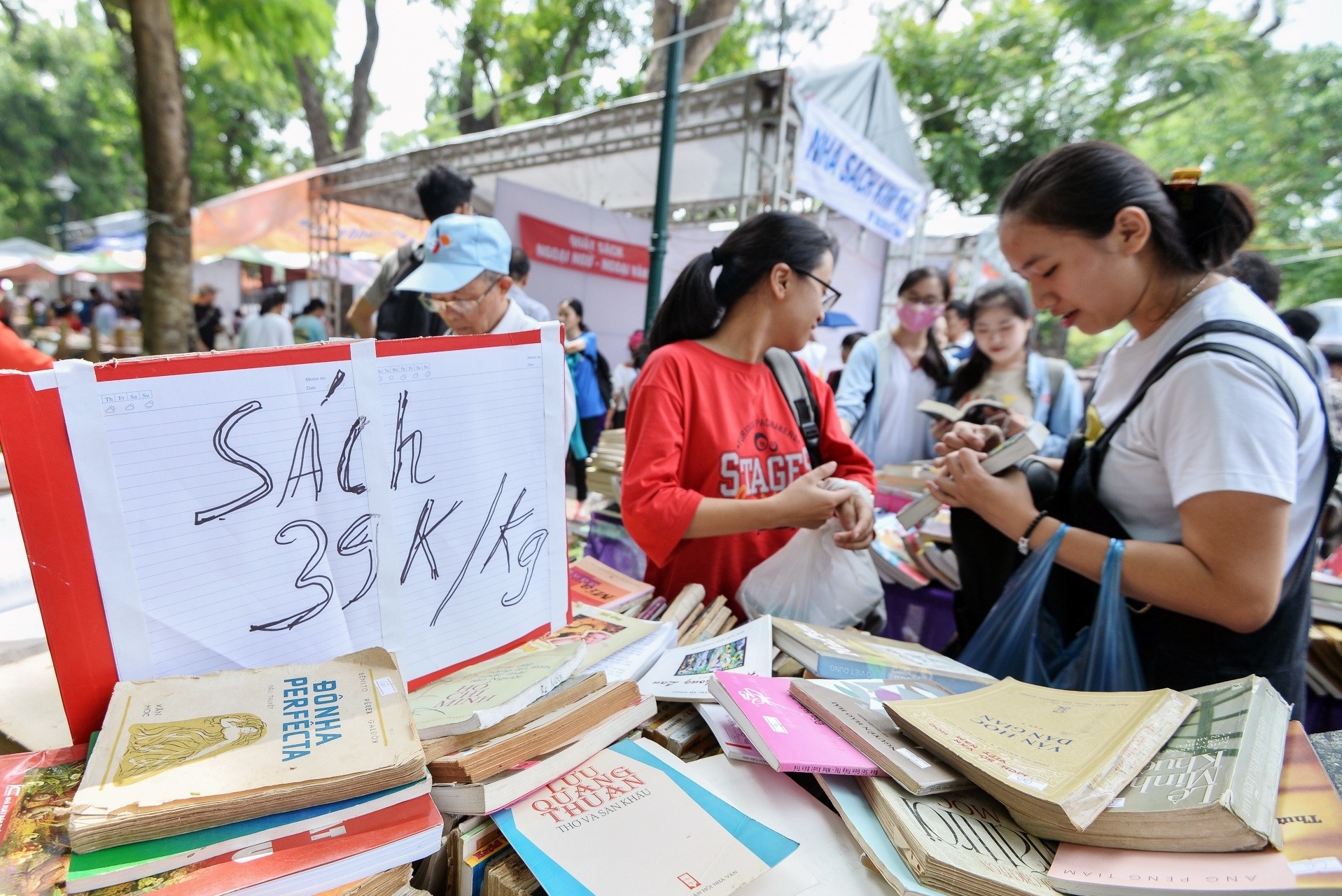 'Mua sam tra thu' va he luy voi nganh Xuat ban hinh anh