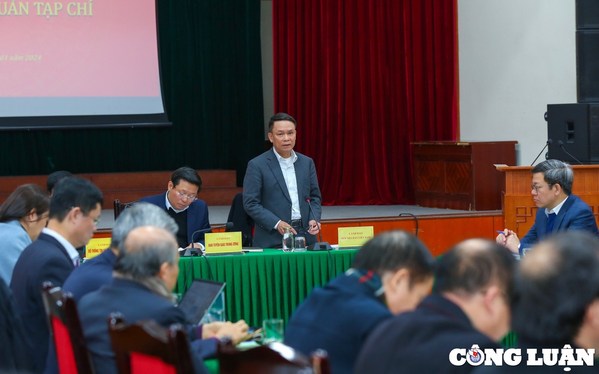 Chu quan bao chi anh 2