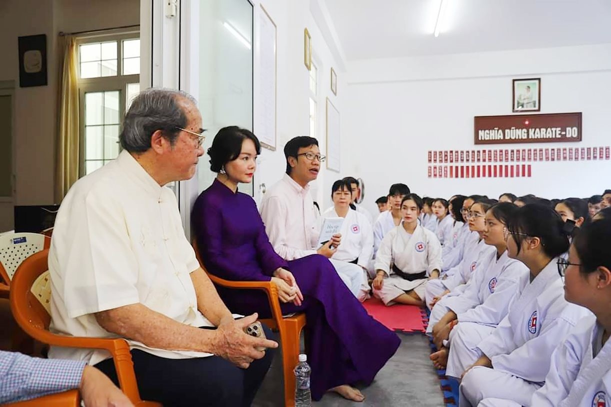 Mua sam tra thu anh 1