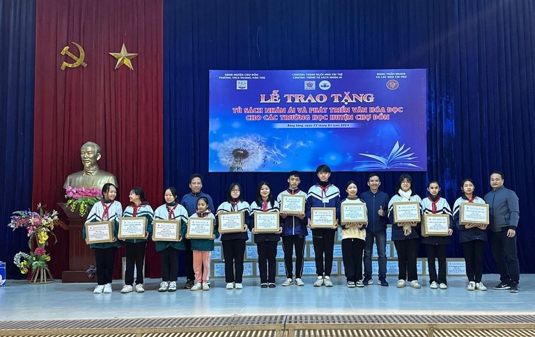 45 tu sach nhan ai duoc trao toi 3 truong hoc tai Bac Kan hinh anh