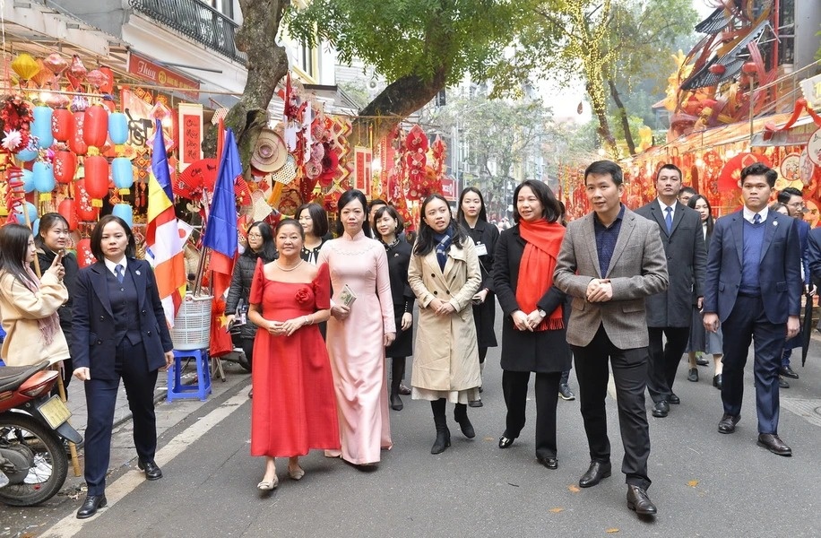 Phu nhan Chu tich nuoc va Phu nhan TT Philippines tham cho hoa Tet hinh anh