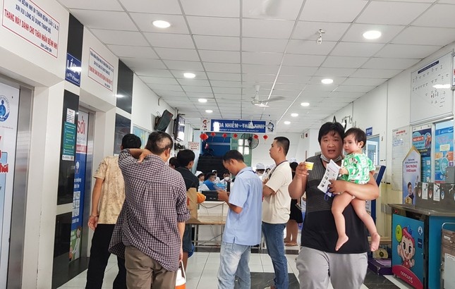 Thu ngan Benh vien Nhi Dong 1 nghi bi danh thuoc me, lay sach tien hinh anh