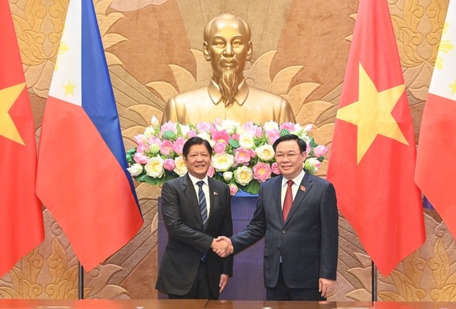 Chu tich Quoc hoi Vuong Dinh Hue hoi kien Tong thong Philippines hinh anh