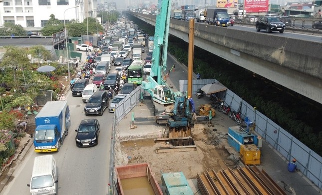 Ha Noi dung dao he, duong den het mung 5 Tet Giap Thin hinh anh