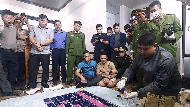 Nhom trai lang dieu hanh duong day ma tuy 'khung' lien tinh hinh anh