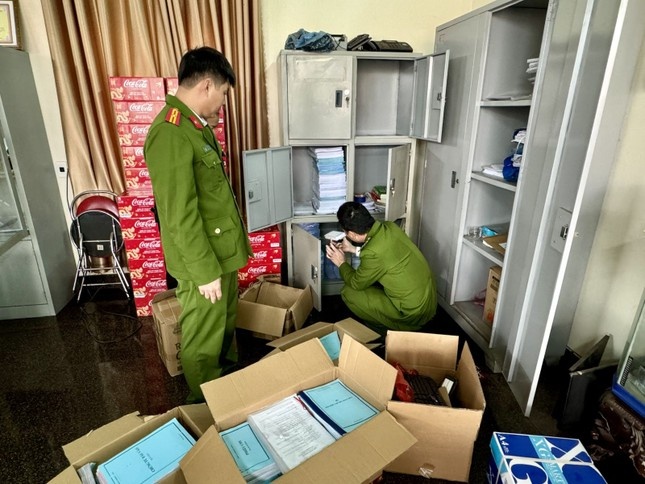 Bat tam giam giam doc to chuc khai thac da trai phep hinh anh