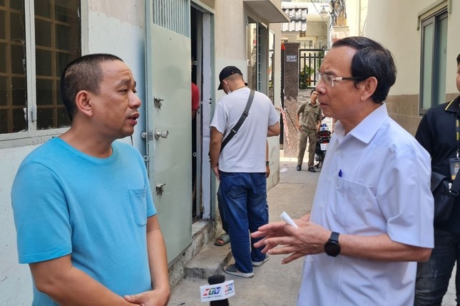 Bi thu Thanh uy TP.HCM tham hoi gia dinh cac nan nhan vu chay nha hinh anh