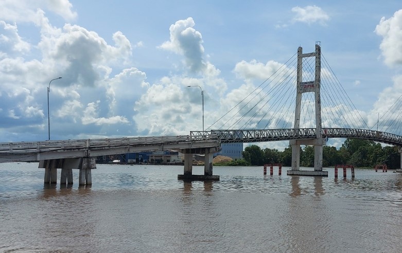 Khoi to tai xe lai xe tai 31 tan qua cau 3,5 tan o Ca Mau hinh anh