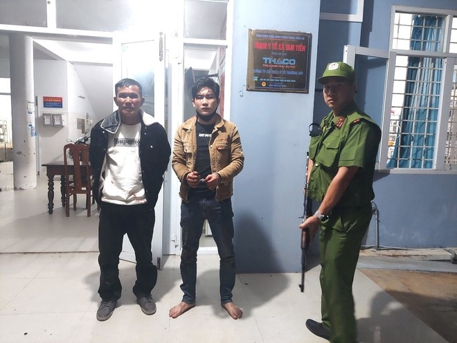 Mau thuan trong luc danh bac, thanh nien bi chem nhap vien hinh anh