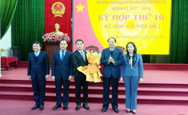 Ong Nguyen Van Duc duoc bau giu chuc Chu tich UBND huyen Dan Phuong hinh anh