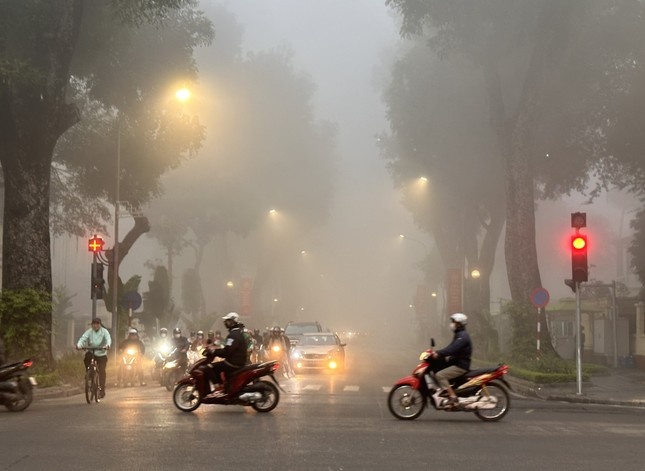 Ha Noi mu mit giua ban ngay hinh anh