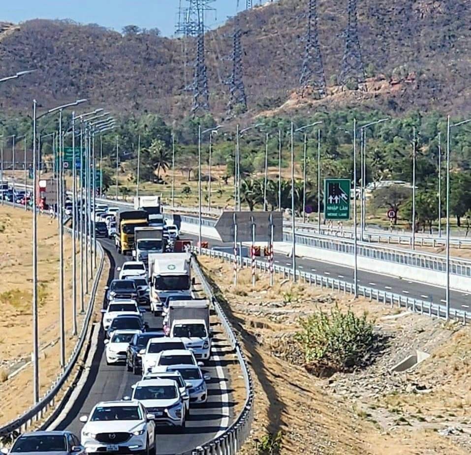 ket xe tren cao toc anh 2