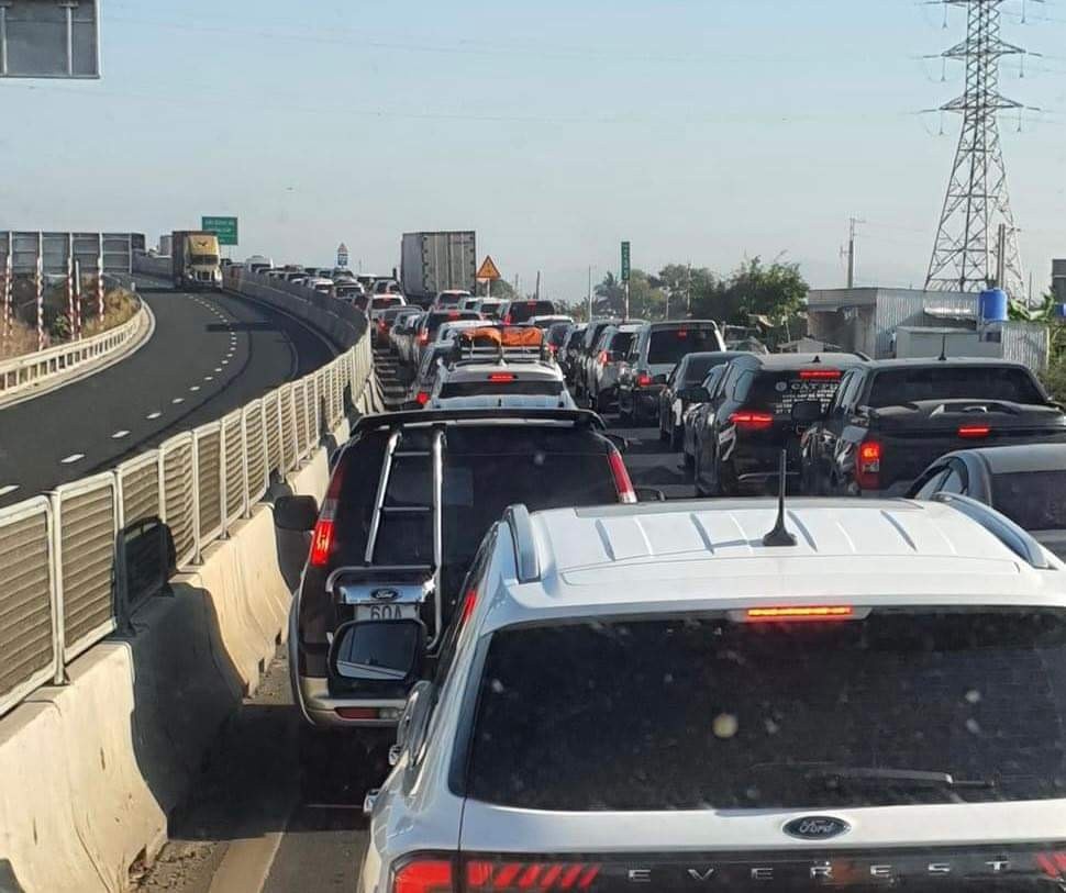 Ve que som, oto ket dai hang cay so tren cao toc Vinh Hao - Phan Thiet hinh anh