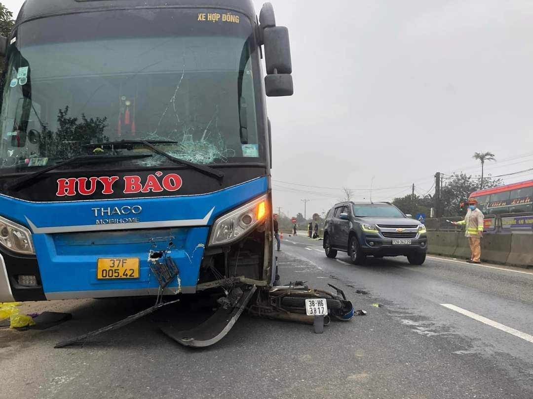 Oto khach va cham xe may, 2 nguoi tu vong o Ha Tinh hinh anh