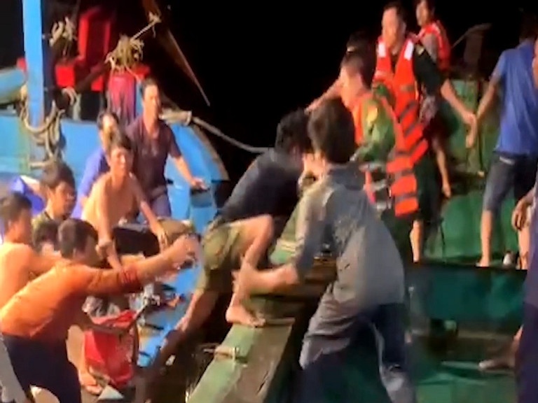 Tau cho 1.500 tan gao bi chim tren vung bien Con Dao, 3 nguoi mat tich hinh anh