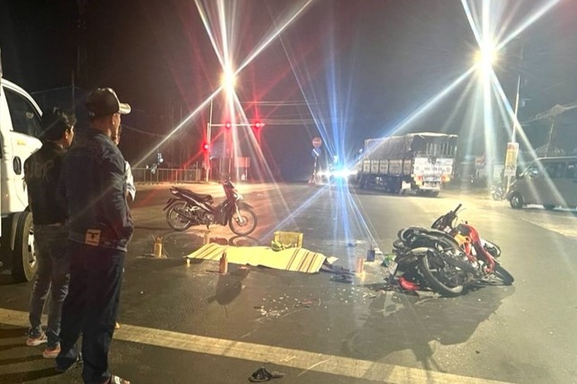 Oto tai tong hang loat xe dung den do, mot nguoi tu vong hinh anh