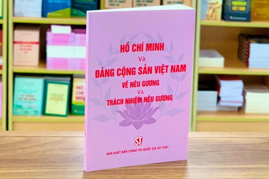Trung bay sach, bao mung Dang, mung xuan Giap Thin hinh anh