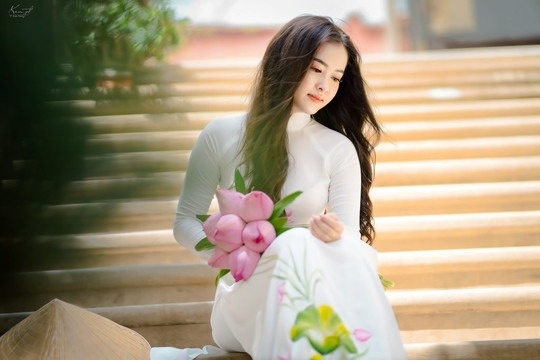 'Khoc cung nhan the, cuoi trong nhan tinh' hinh anh